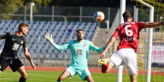 Der FSV Mainz 05 und der 1. FC Kaiserslautern haben im Koblenzer Stadion Oberwerth ein Benefizspiel durchgeführt. Fussball