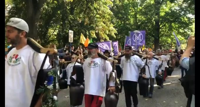 Wie auch hier an der Corona-Demo in Basel am 9. Oktober 2021, gab es in der Corona-Krise ein sehr gespaltenes Meinungsbild.