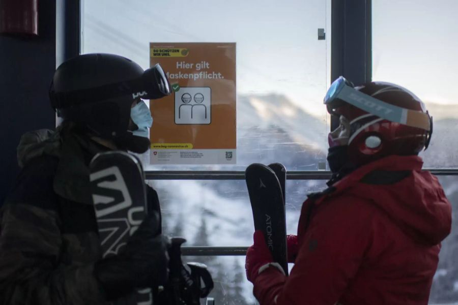 Skifahrer mit FFP2-Schutzmaske, am Freitag, 3. Dezember 2021 im Skigebiet Silvretta Arena in Samnaun.