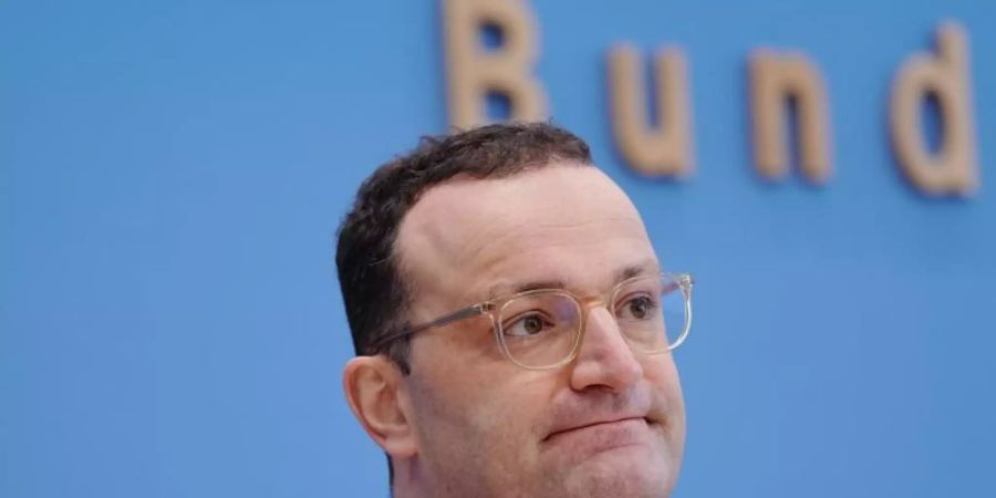 Mahnt die Umsetzung von Corona-Schutzregeln in den Fussball-Stadien an: Jens Spahn. Foto: Kay Nietfeld/dpa
