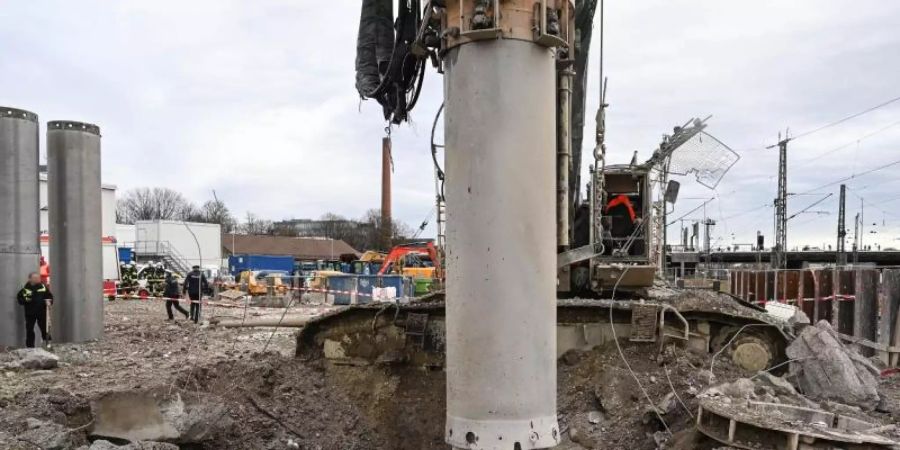 Das Bild zeigt die Baustelle an der Donnersbergerbrücke in München, an der am 01.12.2021 eine Fliegerbombe explodierte. Foto: Polizeipräsidium München/dpa