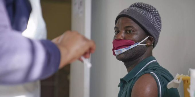 Ein Mann wartet auf eine Pfizer-Impfung gegen Covid-19 durch ein mobiles Team von Gesundheitspersonal im Masiphumelele Community Center in Kapstadt, Südafrika, am 07. September 2021. Coronavirus