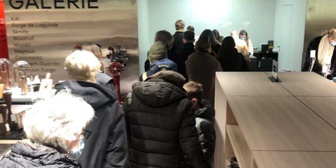 Riesen-Andrang heute Samstag im Globus an der Zürcher Bahnhofstrasse. Globus Zürich Shopping