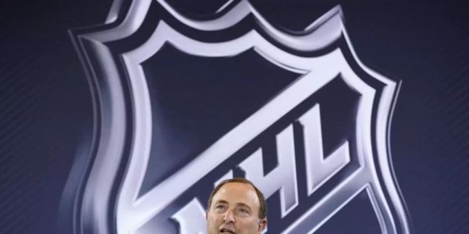Der Chef der nordamerikanischen Eishockey-Profiliga NHL, Gary Bettman, steht vor dem NHL Logo während einer Pressekonferenz. Foto: John Locher/AP/dpa Der Chef der nordamerikanischen Eishockey-Profiliga NHL, Gary Bettman, steht vor dem NHL Logo während einer Pressekonferenz. Foto: John Locher/AP/dpa