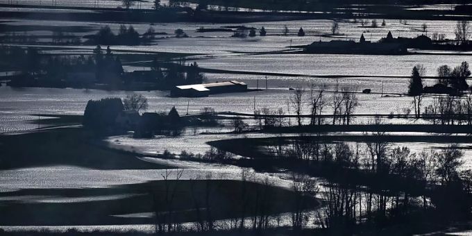 Nach starken Regenfällen und Erdrutschen sind im Westen Kanadas Hunderte Menschen per Helikopter aus ihren Autos gerettet und zahlreiche Ortschaften evakuiert worden. In British Columbia gilt nach tagelangen Regenfällen nun der Notstand. überschwemmung