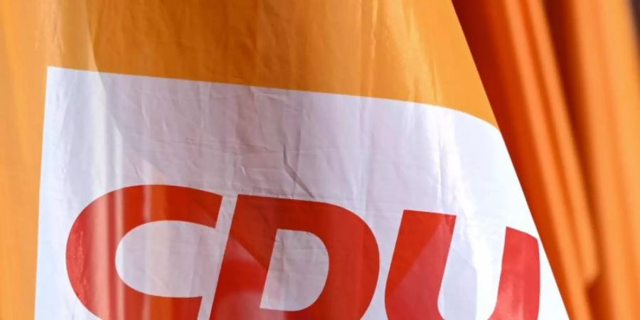 Fahnen mit dem Parteilogo der CDU wehen vor dem Tagungssaal des Landesparteitages der CDU Sachsen-Anhalt in Leuna. Foto: Hendrik Schmidt/dpa-Zentralbild/dpa