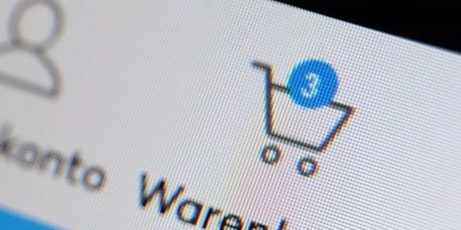 Das Symbol eines Warenkorbes, beziehungsweise eines Einkaufswagen fotografiert von der Webseite eines Internethändlers. Foto: picture alliance / Karl-Josef Hildenbrand/dpa