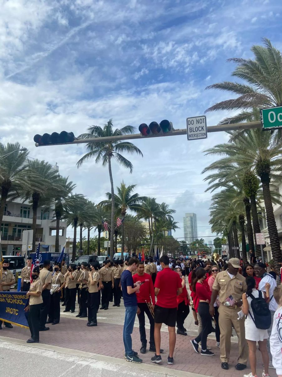 An der Parade am Labour Day in Miami waren Hunderttausende Leute anwesend – ohne Abstand und Maske.