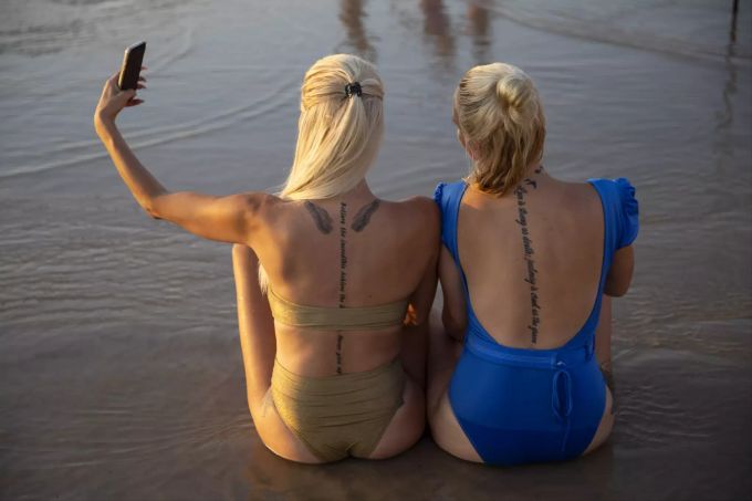 Wie normal: Zwei israelische Frauen schiessen am gut besuchten Strand in Tel Aviv im Oktober ein Selfie. (AP Photo/Oded Balilty) Israel Gaza Beaches Photo