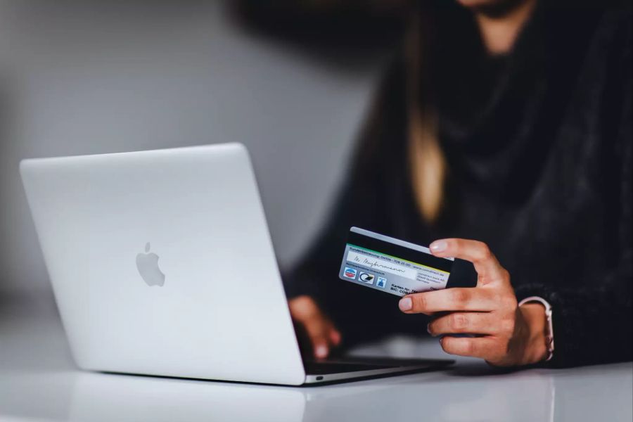 Frau vor Laptop mit Kreditkarte