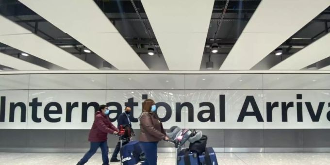Passagiere gehen mit ihrem Gepäck durch das Ankunftsterminal eines Flughafens. Symbolbild. Foto: Alberto Pezzali/AP/dpa Passagiere gehen mit ihrem Gepäck durch das Ankunftsterminal eines Flughafens. Symbolbild. Foto: Alberto Pezzali/AP/dpa
