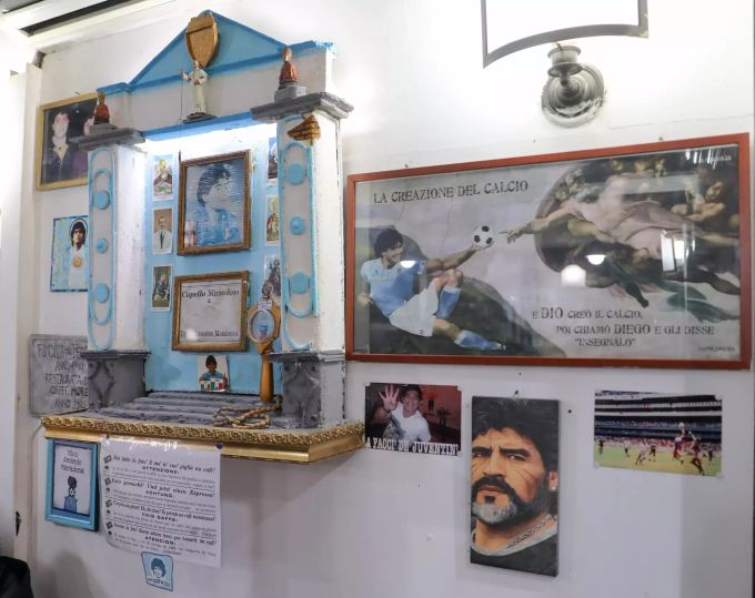 Ein Altar für den verstorbenen Star: Die Bar Nilo ist reich verziert mit Bildern von Maradona. Wand mit Pins und Bildern von Maradona