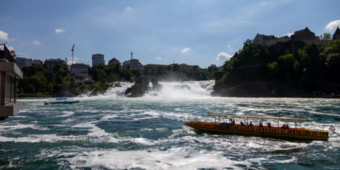 Ein Boot vor dem Rheinfall in Neuhausen. Ein Boot vor dem Rheinfall in Neuhausen.