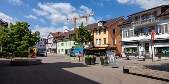 Zentralstrasse in Neuhausen am Rheinfall. Zentralstrasse in Neuhausen am Rheinfall.