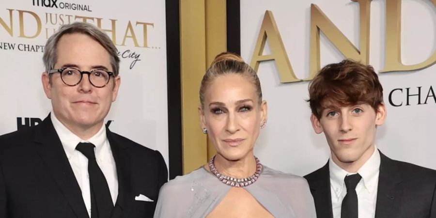 Sarah Jessica Parker mit Ehemann Matthew Broderick (l.) und Sohn James bei der «And Just Like That...»-Premiere.