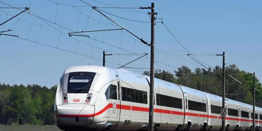 Ein Intercity vom Typ ICE 4 fährt aus Hamburg kommend in Richtung Berlin. Foto: Soeren Stache/dpa-Zentralbild/dpa