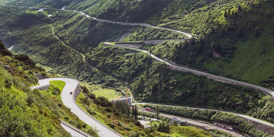 Grimselpass- und hinten Furkapassstrasse nach Andermatt.