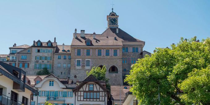 Das Rathaus in Murten von der Uferprommenade aus gesehen. Das Rathaus in Murten von der Uferprommenade aus gesehen.