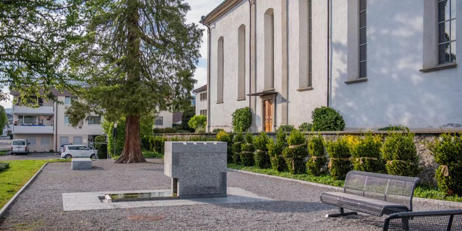 Vorplatz der Kirche St.Georg in Kaltbrunn im Kanton St. Gallen.