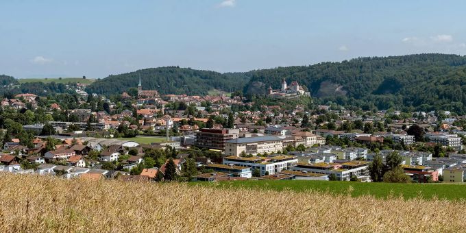 Blick auf Burgdorf. Links hinten die evangelisch reformierte Kirche, rechts hinten das Schloss Burgdorf und ganz vorne das Spital Emmental. Blick auf Burgdorf. Links hinten die evangelisch reformierte Kirche, rechts hinten das Schloss Burgdorf und ganz vorne das Spital Emmental.