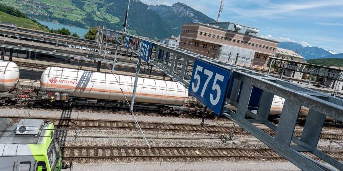 Der BLS Bahnhof Spiez mit diversen stehenden Zugskompositionen und rechts hinten der BLS Betriebszentrale. Der BLS Bahnhof Spiez mit diversen stehenden Zugskompositionen und rechts hinten der BLS Betriebszentrale.