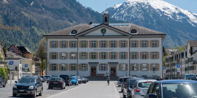 Zaunschulhaus in der Stadt Glarus. Zaunschulhaus in der Stadt Glarus.