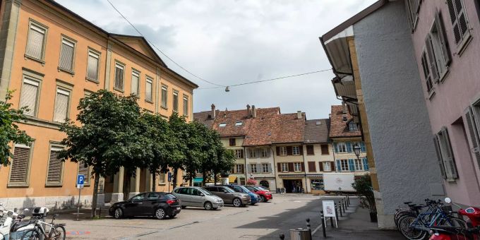 Die Stadtverwaltung Nidau links von der Schulgasse aus gesehen. Die Stadtverwaltung Nidau links von der Schulgasse aus gesehen.