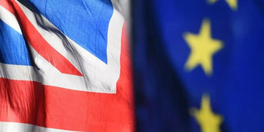 Eine Flagge der Europäischen Union und eine Flagge von Grossbritannien wehen vor dem Parlament in Westminster. (Archivbild). Foto: Kirsty O'connor/PA Wire/dpa