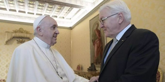 Papst Franziskus empfängt Bundespräsident Frank-Walter Steinmeier. Foto: Divisione Produzione Fotografica/Vatikan/dpa Papst Franziskus empfängt Bundespräsident Frank-Walter Steinmeier. Foto: Divisione Produzione Fotografica/Vatikan/dpa