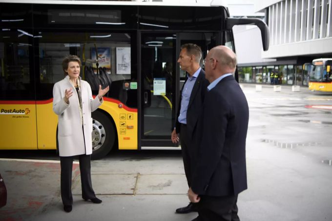 Verkehrsministerin Simonetta Sommaruga (l.) spricht über die nötigen Massnahmen, um den ÖV-Anteil weiter auszubauen. (Symbolbild) Simonetta Sommaruga