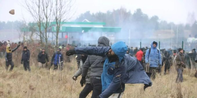 Flüchtlinge schleudern an der polnischen Grenze Steine Belarus