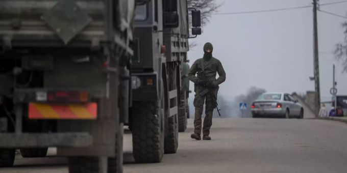 Ein polnischer Soldat in der Stadt Szudzialowo nahe der belarussisch-polnischen Grenze. polen belarus