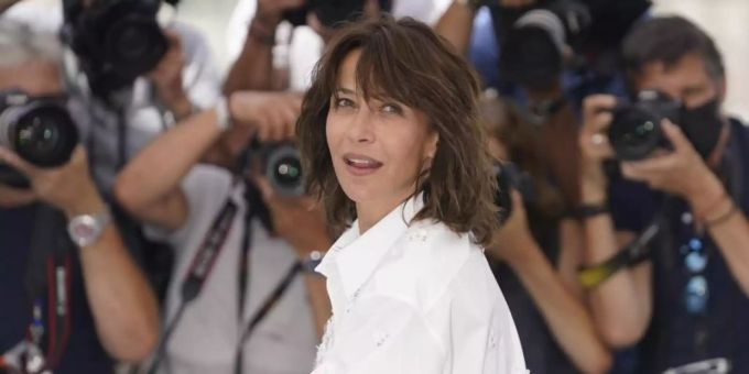 Sophie Marceau im Blitzlichtgewitter bei den 74. Internationalen Filmfestspielen in Cannes. Heute wird sie 55. Foto: Brynn Anderson/AP/dpa Sophie Marceau