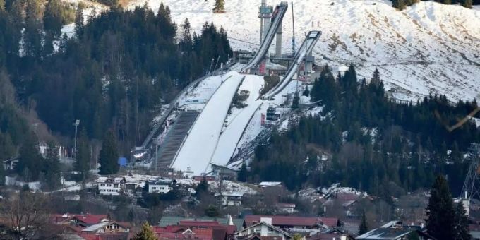 Die Schattenbergschanze ist über den Häusern von Oberstdorf zu sehen. Foto: Angelika Warmuth/dpa Die Schattenbergschanze ist über den Häusern von Oberstdorf zu sehen. Foto: Angelika Warmuth/dpa