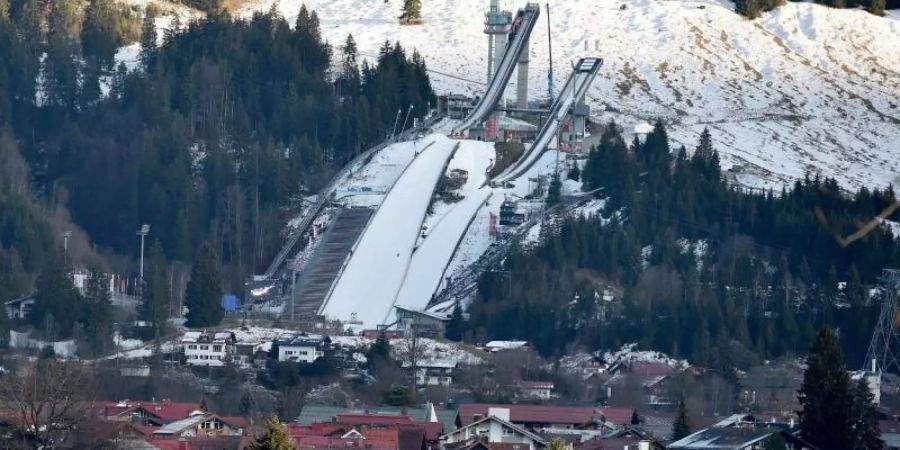 Die Schattenbergschanze ist über den Häusern von Oberstdorf zu sehen. Foto: Angelika Warmuth/dpa