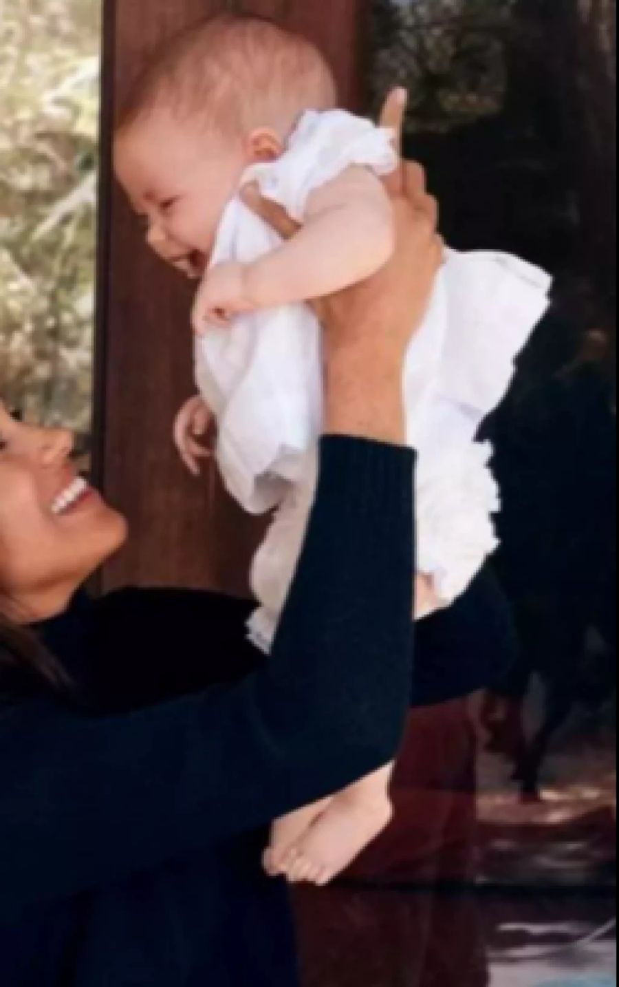 Doch auch bei Baby Lili stellen die Fans Ähnlichkeiten fest – jedoch mit Mami Meghan.