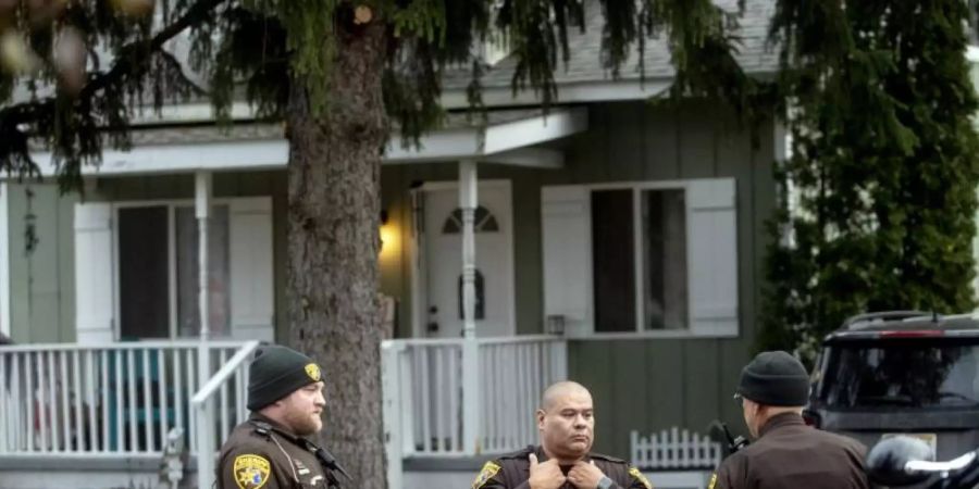 Deputies des Oakland County Sheriffs untersuchen das Gelände vor dem Haus der Eltern des mutmasslichen Täters. Foto: Uncredited/The Flint Journal/dpa