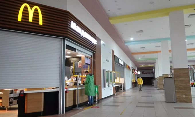 Einzig die McDonalds-Filiale hält ihren Take-Away trotz des Coronavirus noch geöffnet. coronavirus russland