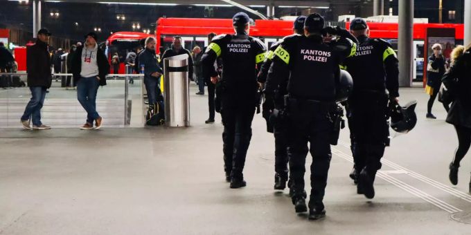 Die Polizei am Bahnhof in Bern. coronavirus demo bern