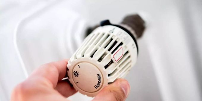 Ein Mann dreht am Thermostat einer Heizung. Foto: Hauke-Christian Dittrich/dpa Ein Mann dreht am Thermostat einer Heizung. Foto: Hauke-Christian Dittrich/dpa