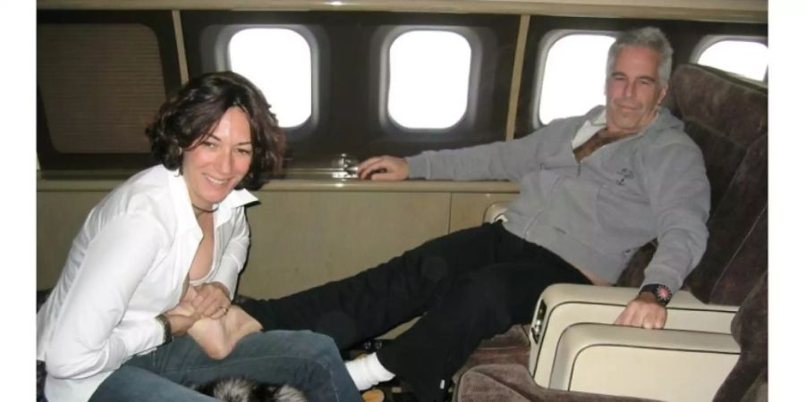 Undatiertes Beweisfoto von Maxwell und Epstein.