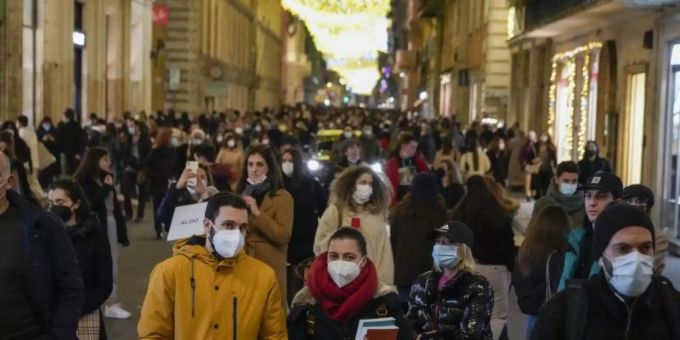 Menschen gehen durch eine Einkaufsstrasse in Rom. In Italien sind die Corona-Zahlen erneut in die Höhe geschossen. Foto: Andrew Medichini/AP/dpa Menschen gehen durch eine Einkaufsstrasse in Rom. In Italien sind die Corona-Zahlen erneut in die Höhe geschossen. Foto: Andrew Medichini/AP/dpa
