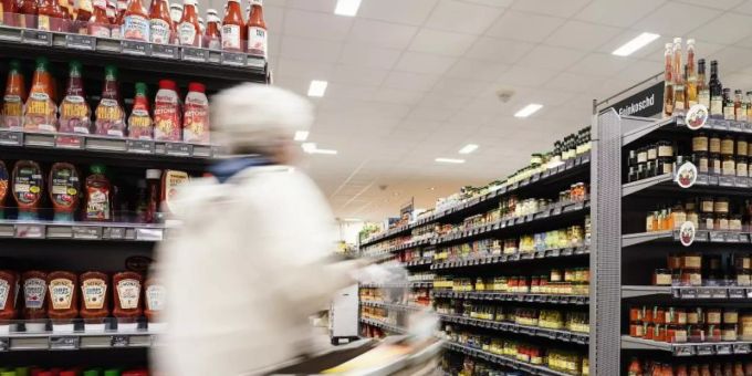 Verbraucher in Deutschland kaufen gerne im Internet ein. Aber bei Lebensmitteln und Konsumgütern halten die meisten Menschen dem stationären Handel mit seinen Supermärkten und Läden weiter die Treue. Foto: Uwe Anspach/dpa Verbraucher in Deutschland kaufen gerne im Internet ein. Aber bei Lebensmitteln und Konsumgütern halten die meisten Menschen dem stationären Handel mit seinen Supermärkten und Läden weiter die Treue. Foto: Uwe Anspach/dpa