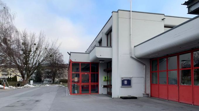 Defibrillator beim Feuerwehrdepot. Defibrillator