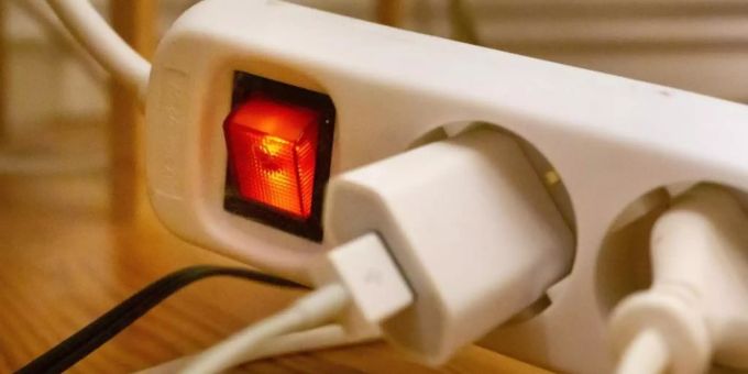 Wie das Vergleichsportal Check24 berechnet hat, kann der erhöhte Energiebedarf im Home Office die Stromrechnung um bis zu 94 Euro verteuern. Foto: Fernando Gutierrez-Juarez/dpa-Zentralbild/dpa/Illustration Wie das Vergleichsportal Check24 berechnet hat, kann der erhöhte Energiebedarf im Home Office die Stromrechnung um bis zu 94 Euro verteuern. Foto: Fernando Gutierrez-Juarez/dpa-Zentralbild/dpa/Illustration