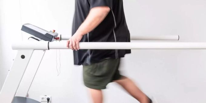 Ein Mann trainiert an einem Laufband um seine Ausdauer nach einer Coronainfektion zu stärken. (Archivbild). Foto: Sina Schuldt/dpa Ein Mann trainiert an einem Laufband um seine Ausdauer nach einer Coronainfektion zu stärken. (Archivbild). Foto: Sina Schuldt/dpa