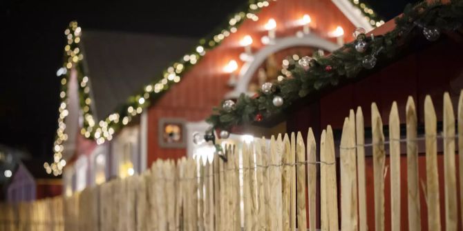 Weihnachtsmarkt Zaun Coronavirus