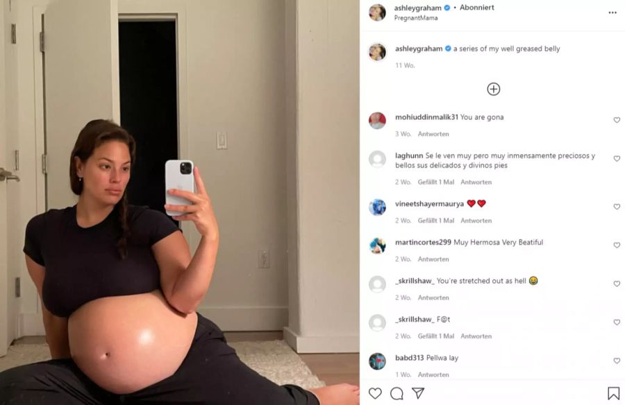 Ashley Graham zeigt stolz ihre riesige Baby-Kugel.