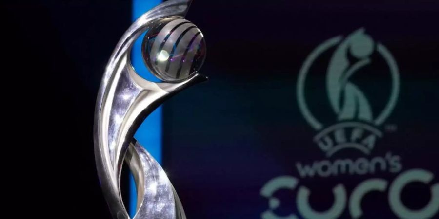 Die Tickets für die Frauen-Europameisterschaft 2022 in England sind bgehert - der EM-Pokal. Foto: Nick Potts/PA Wire/dpa
