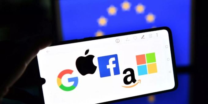 Ein Smartphone mit Logos von Google, Apple, Facebook, Amazon und Microsoft. Ein Smartphone mit Logos von Google, Apple, Facebook, Amazon und Microsoft.